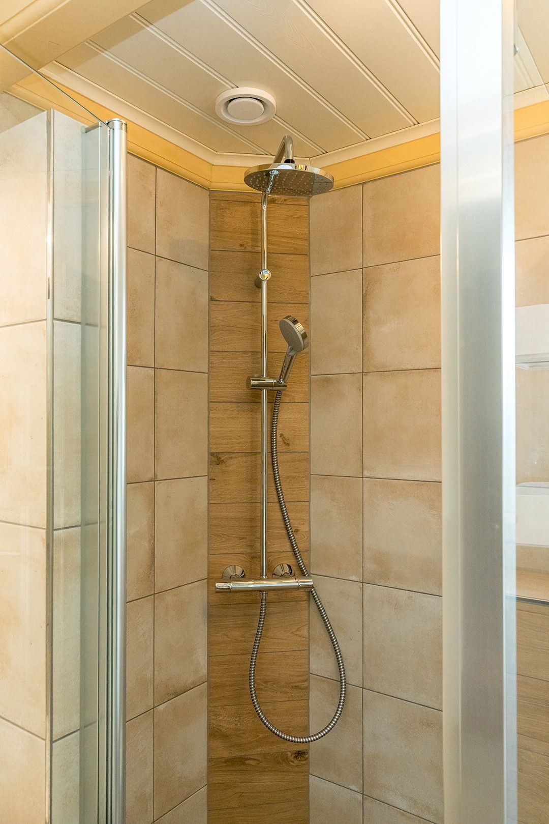 Moderne douche in Gouden Rijder vakantiehuis, Oosterend, Texel, met luxe regendouche.