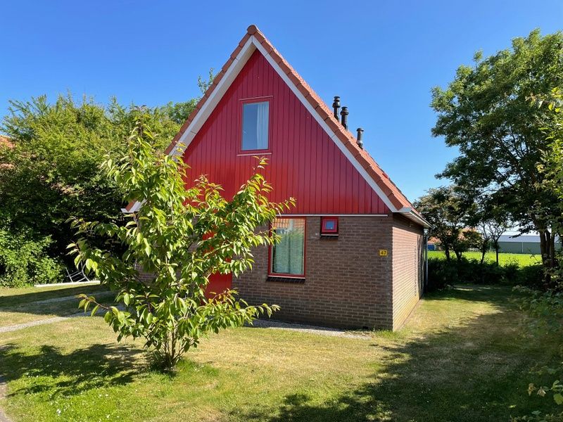 Ruime woonkamer in Type II - nr. 47 Koolmees, vakantiehuis Oosterend, Texel met comfortabele bruine banken.