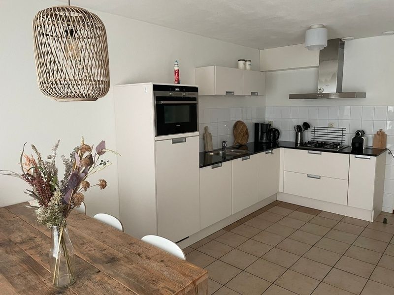 Stijlvolle badkamer in Type II - nr. 47 Koolmees, vakantiehuis Oosterend, Texel met witte tegels en douche.