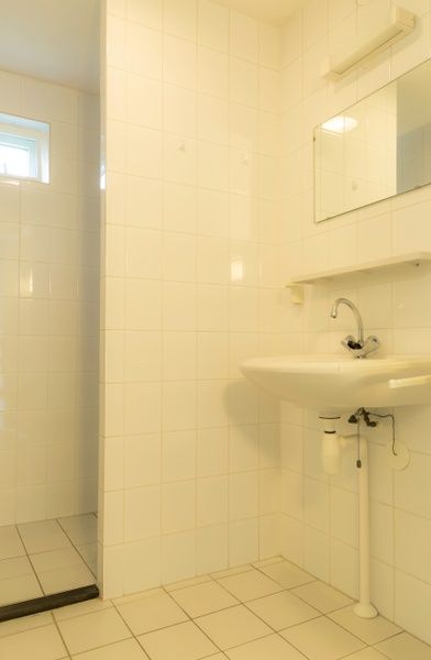 Gezellige slaapkamer in Type II - nr. 47 Koolmees, vakantiehuis Oosterend, Texel met tweepersoonsbed en houten accenten.