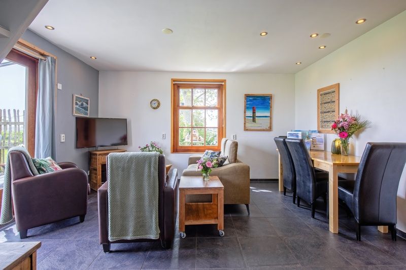 Gezellige woonkamer van vakantiehuis 't Raadsel in Oosterend Texel, ideaal voor ontspanning.