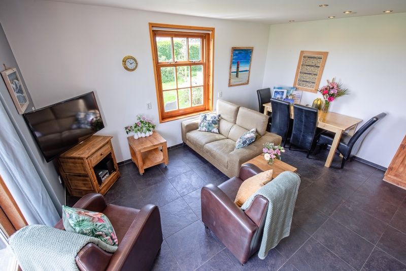 Binnenruimte van 't Raadsel in Oosterend Texel met comfortabele zithoek en eetgedeelte.