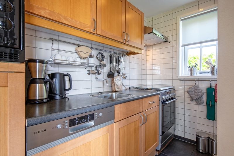 Volledig uitgeruste keuken van 't Raadsel in Oosterend Texel, perfect voor zelfvoorziening.