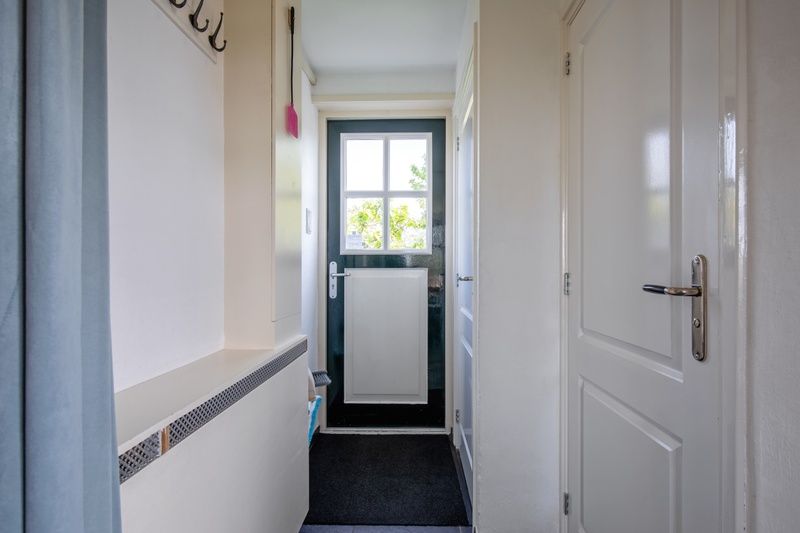 Ingang van 't Raadsel in Oosterend Texel met praktische indeling en toegang tot de accommodatie.