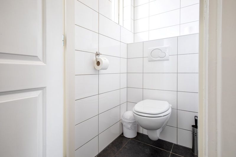 Moderne en schone badkamer van 't Raadsel in Oosterend Texel met comfortabele voorzieningen.