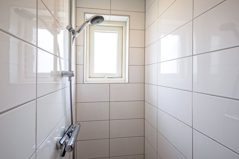 Douche in vakantiehuis 't Raadsel in Oosterend Texel, voorzien van natuurlijke lichtinval.