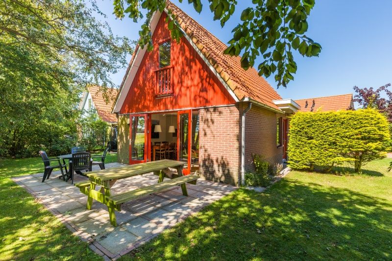 Terrace with picnic table at Type I - No. 49 Kragenmaker, vacation home in Oosterend Texel, surrounded by nature on the Wadden Islands.
