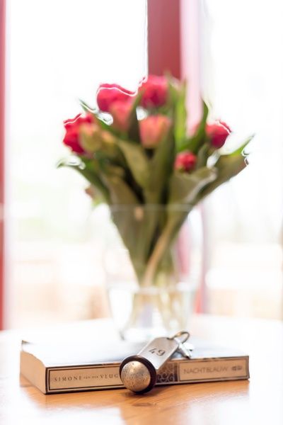 Atmospheric details in Type I - No. 49 Kragenmaker, Oosterend Texel, vacation home with flowers and books on the Wadden Islands.