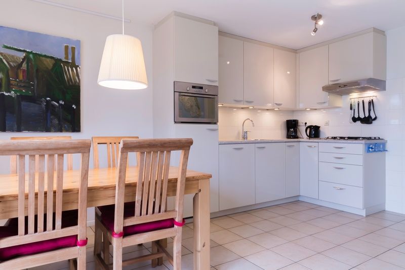 Modern kitchen in Type I - No. 49 Kragenmaker, Oosterend Texel, vacation home with dining area on the Wadden Islands.