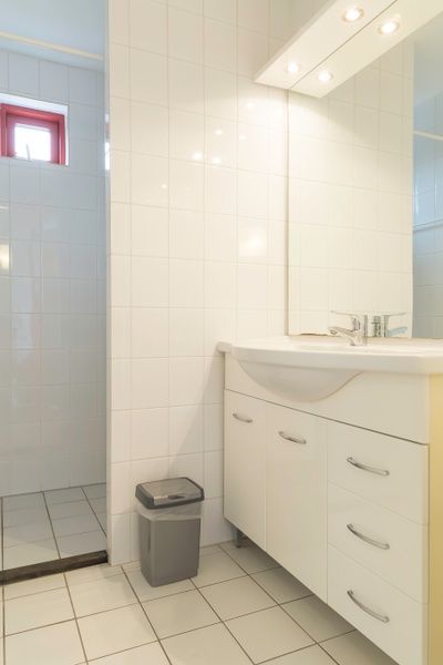 Clean bathroom in Type I - No. 49 Kragenmaker, Oosterend Texel, vacation home with modern amenities on the Wadden Islands.
