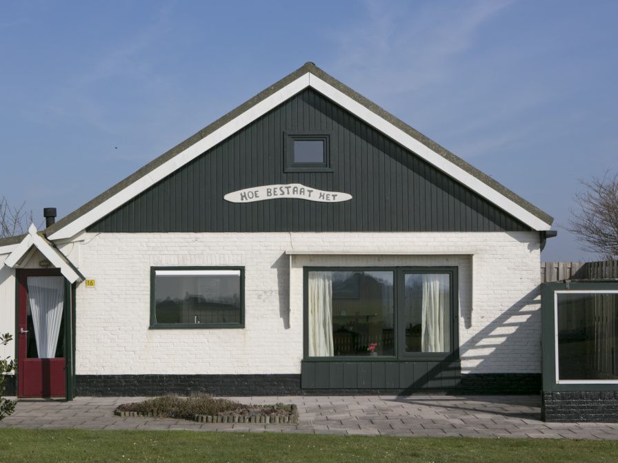 Hoe bestaat het vakantiehuis in Oosterend, Texel met charmante gevel en uitnodigend terras.