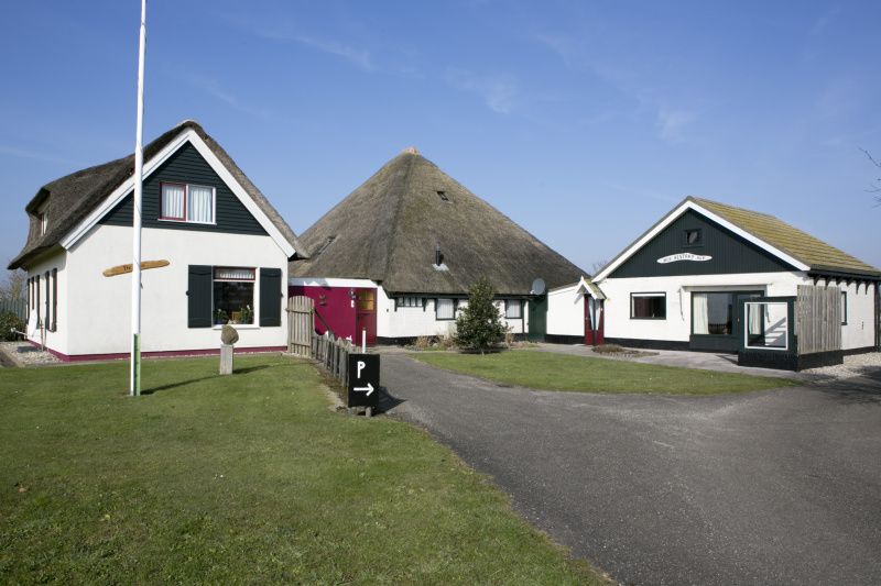 Rustieke omgeving van Hoe bestaat het in Oosterend, Texel met traditionele architectuur.