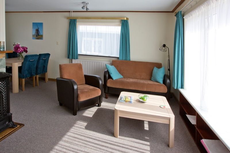 Gezellige woonkamer van Hoe bestaat het vakantiehuis in Oosterend, Texel met comfortabele zithoek.