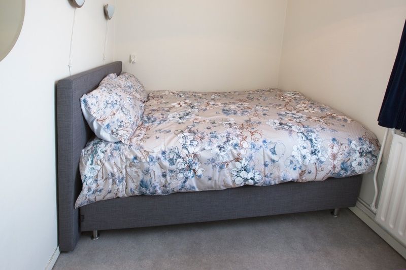 Comfortabele slaapkamer in Hoe bestaat het vakantiehuis in Oosterend, Texel met uitnodigend bed.