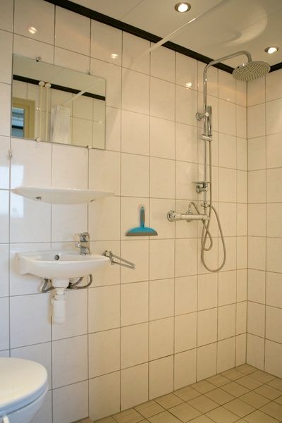 Stijlvolle badkamer van Hoe bestaat het vakantiehuis in Oosterend, Texel met moderne douche.