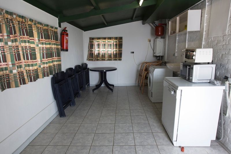 Praktische bijkeuken in Hoe bestaat het vakantiehuis in Oosterend, Texel met wasfaciliteiten.