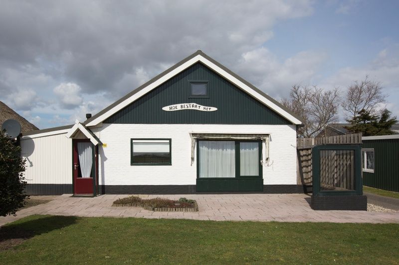 Voorzijde van Hoe bestaat het vakantiehuis in Oosterend, Texel met groene omgeving.