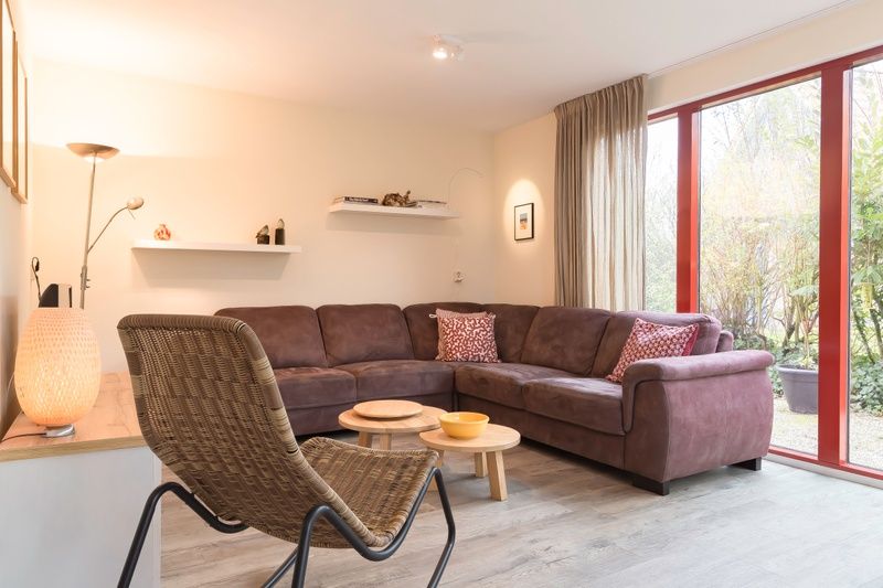 Gemuetliches Wohnzimmer von Typ II - Nr. 81 Bachstelze in Oosterend, Texel, mit bequemer Sitzecke.