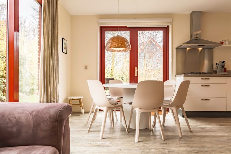 Essecke des Ferienhauses Typ II - Nr. 81 Bachstelze in Oosterend, Texel, mit Blick auf den Garten.