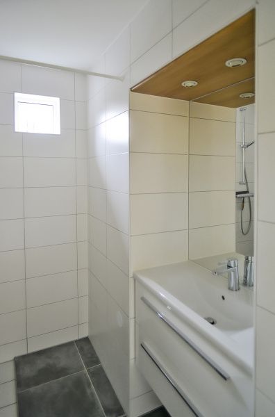 Fresh bathroom of Type I - No. 89 Lark, vacation home in Oosterend, Texel, with modern amenities.