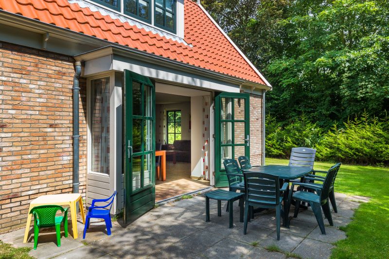 Veranda von Typ III - Nr. 21B Fasan, Ferienhaus auf Texel, mit gemuetlicher Sitzecke und Gartenblick.