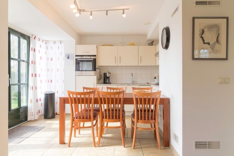 Essecke in Typ III - Nr. 21B Fasan, Ferienhaus Texel, mit Holztisch und moderner Kuecheneinrichtung.