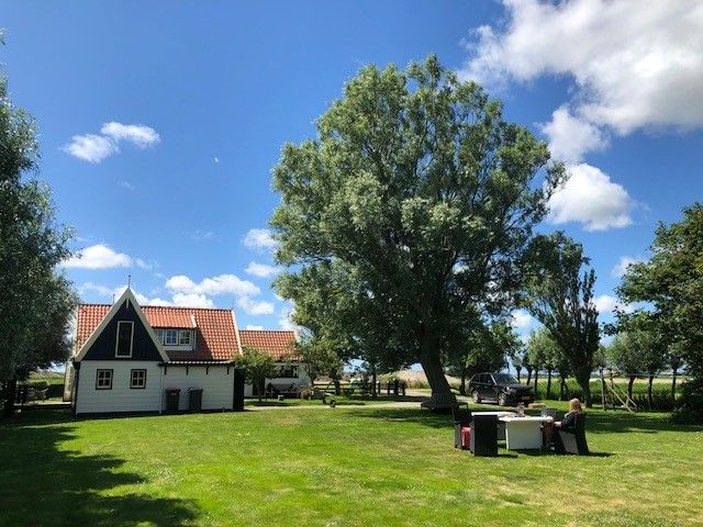 Ruim grasveld bij 't Kaaps Huussie vakantiehuis in Oosterend, Texel perfect voor ontspanning in de natuur.