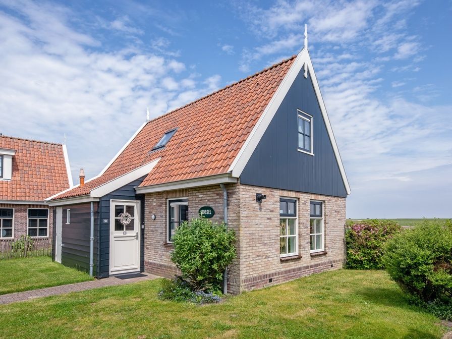 Charmantes Ferienhaus De Waddenschelpjes - De Mossel in Oosterend, Texel mit traditioneller Architektur.