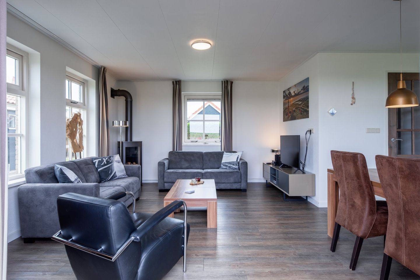 Helles, modern eingerichtetes Wohnzimmer von De Waddenschelpjes - De Mossel in Oosterend, Texel.