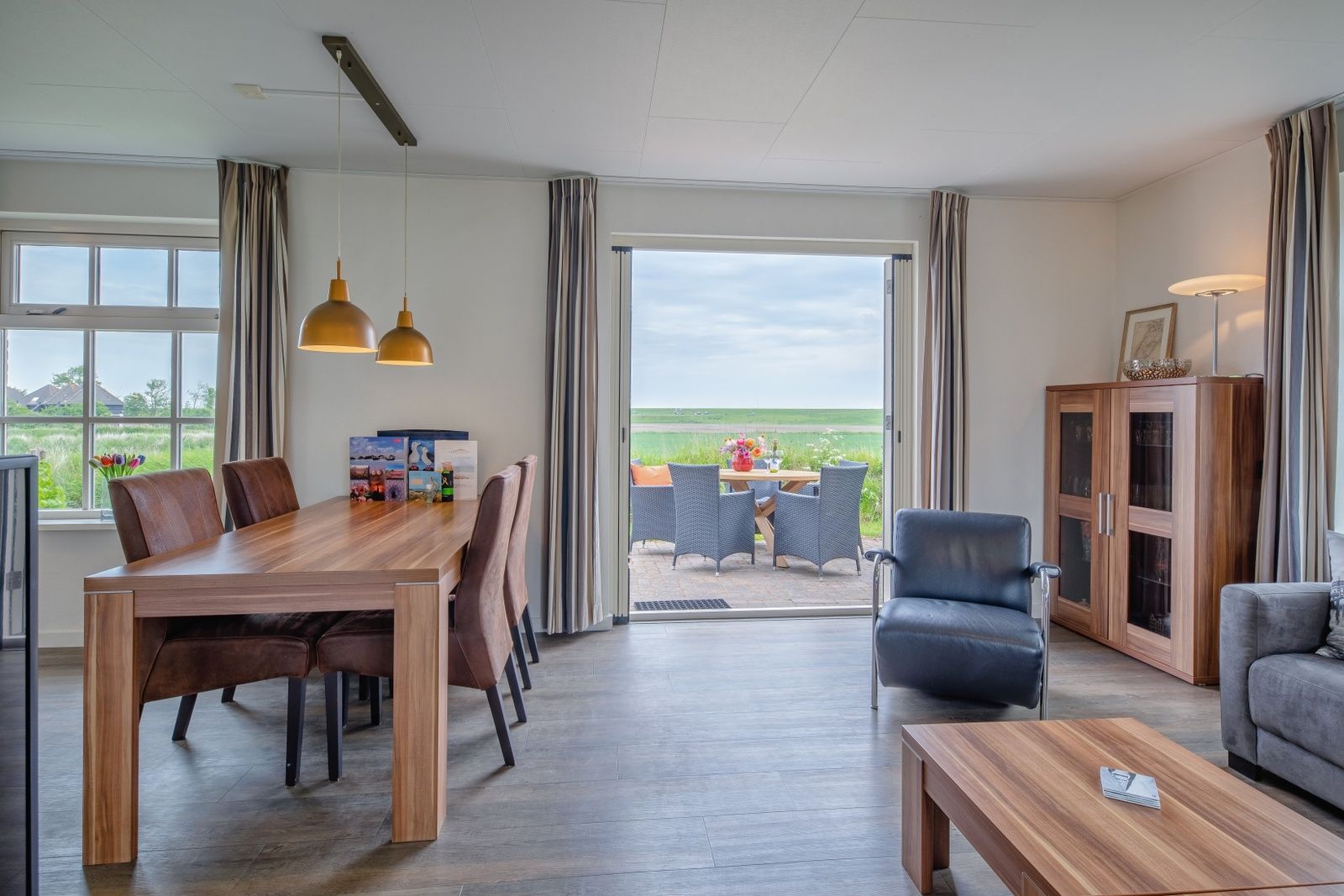 Der Speisesaal von De Waddenscheljes - De Mossel in Oosterend, Texel mit Blick auf die Terrasse.