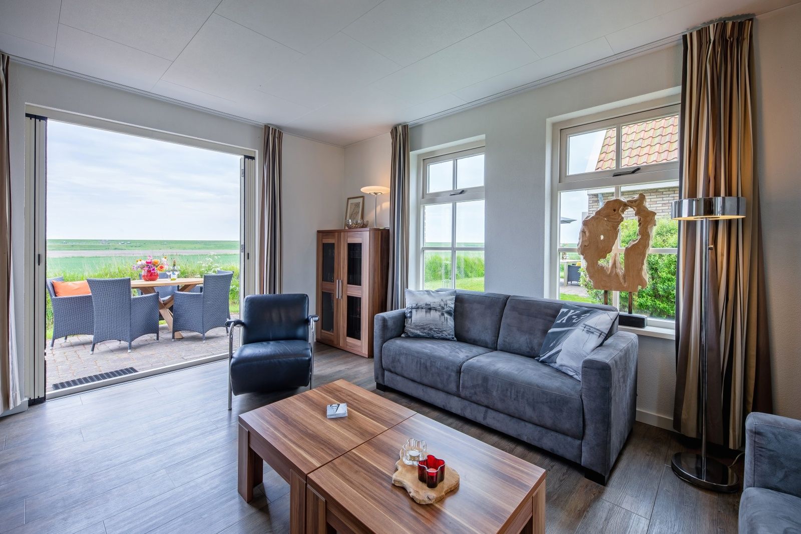 Gemuetliche Sitzecke in De Waddenschelpjes - De Mossel in Oosterend, Texel mit Blick auf die Natur.
