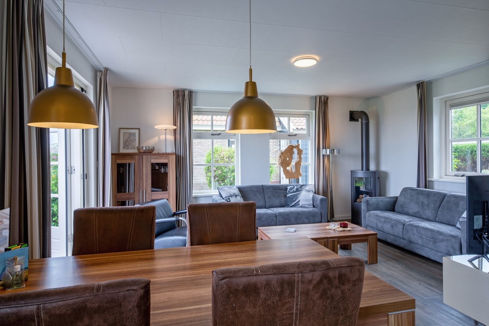 Stilvolles Esszimmer in De Waddenscheljes - De Mossel in Oosterend, Texel mit moderner Beleuchtung.