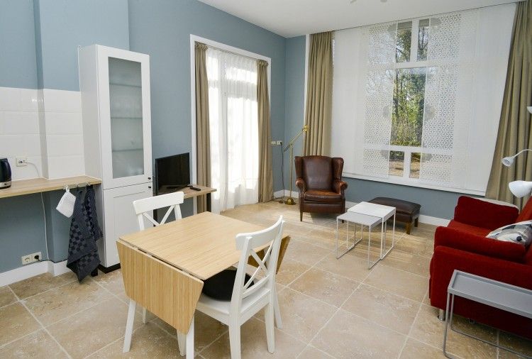 Stylish indoor space of Bed & Bed, a bed and breakfast in the polder Eierland, Texel, with cozy sitting area and kitchen.