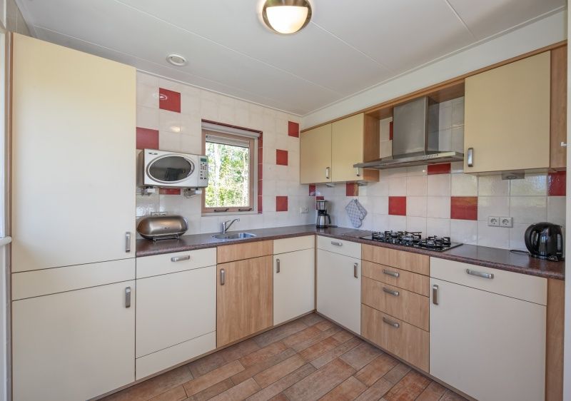 Moderne Kueche im Ferienhaus 8690 - Junier - Huisman, Sued-Eierland, Texel, mit viel Stauraum und voller Ausstattung.