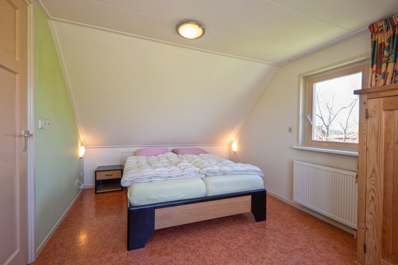 Komfortables Schlafzimmer im Ferienhaus 8690 - Junier - Huisman, Sued-Eierland, Texel, mit Doppelbett und viel Tageslicht.