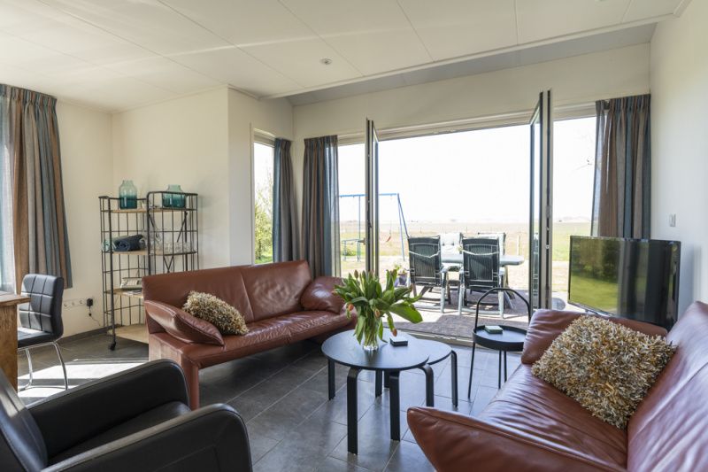 Living room of vacation home Duunkruud in South Eierland, Texel, with access to terrace.