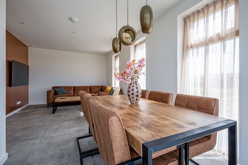 Stilvolles Esszimmer in De Zuidbunder, Texel, mit Holztisch und bequemen Stuehlen.