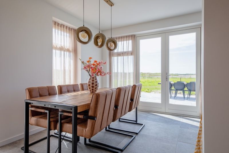Essecke in De Zuidbunder, Sued-Eierland Texel, mit Blick auf die gruene Landschaft.