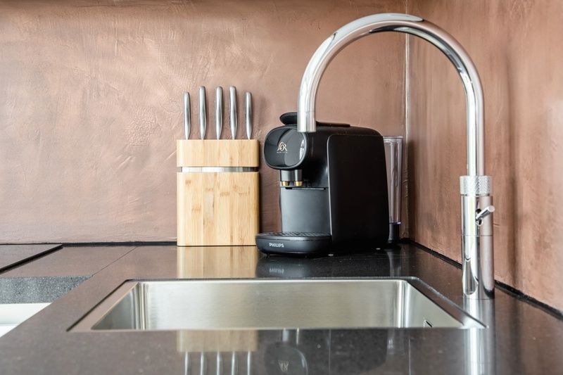 Detail der Kueche in De Zuidbunder, Zuid-Eierland Texel, mit Luxus-Kaffeemaschine.