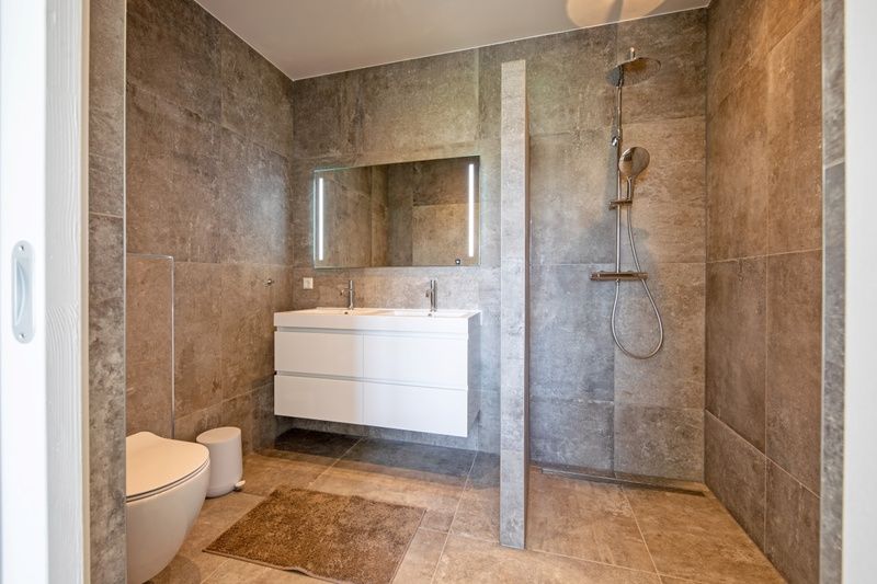 Modernes Badezimmer in De Zuidbunder, Sued-Eierland Texel, mit geraeumiger Dusche und Doppelwaschbecken.