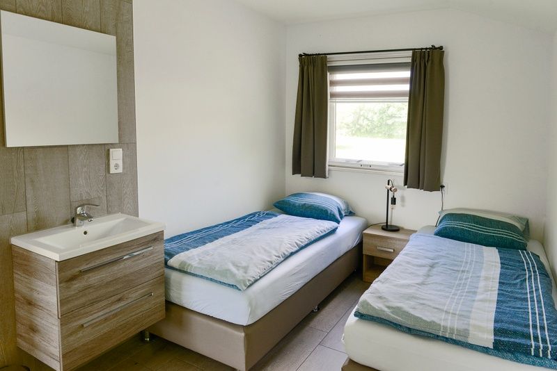 Schlafzimmer mit zwei Betten in 3901 Boerderij Leiden, Ferienhaus Zuid-Eierland, Texel.