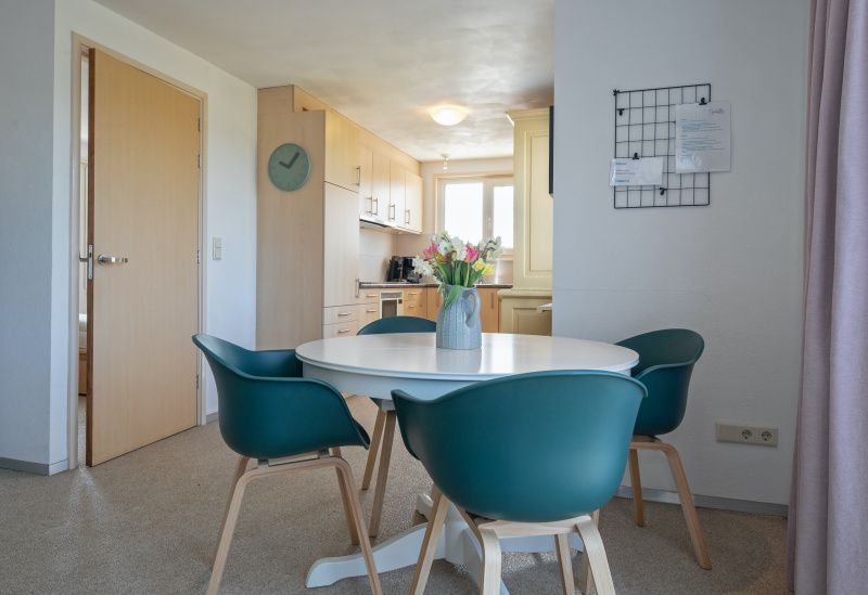 Eethoek van Huisje 7 in De Dennen, Texel biedt een gezellige plek voor maaltijden tijdens je verblijf op de Waddeneilanden.