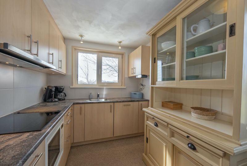 Volledig uitgeruste keuken van Huisje 7 in De Dennen, Texel, perfect voor het bereiden van heerlijke maaltijden op de Waddeneilanden.