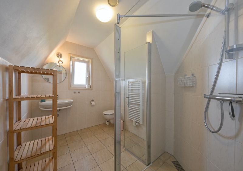 Tweede moderne badkamer in Huisje 7, De Dennen, Texel met ruime douche en natuurlijke lichtinval op de Waddeneilanden.