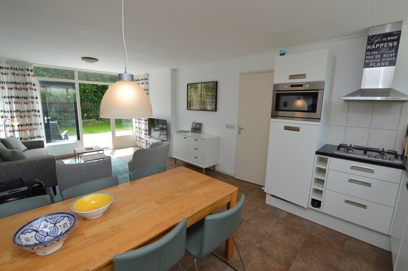 Open keuken in Vakantiehuis de Parel 182, Texel met moderne apparatuur en eetruimte.