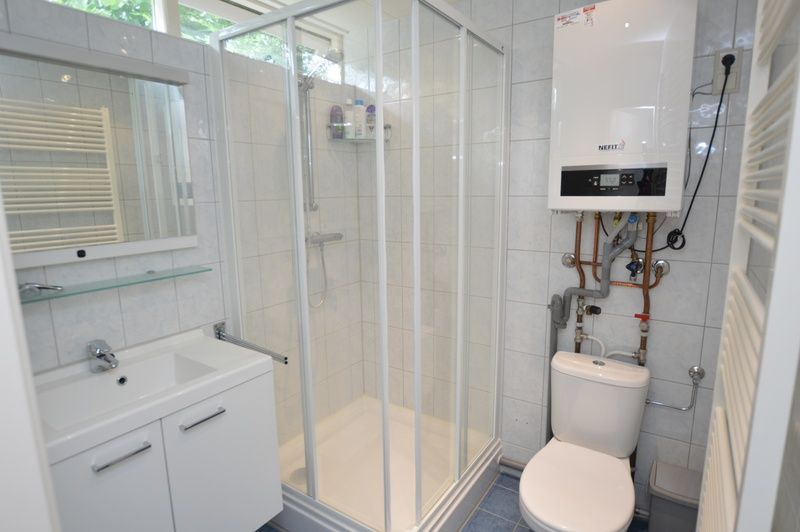 Badkamer in Vakantiehuis de Parel 182, De Dennen, Texel met douche en moderne voorzieningen.