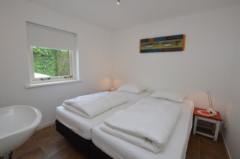 Hoofdslaapkamer in Vakantiehuis de Parel 182, De Dennen, Texel met comfortabel tweepersoonsbed.