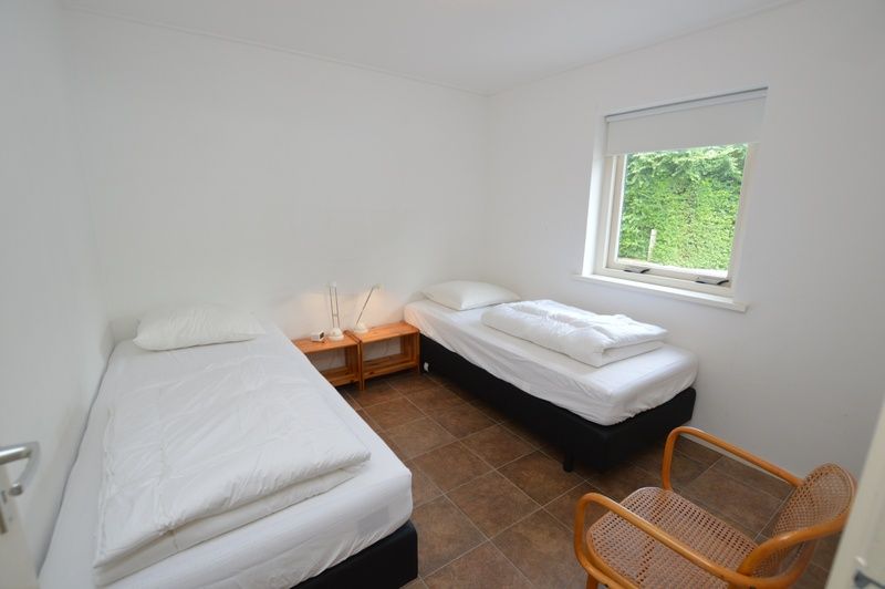 Tweede slaapkamer in Vakantiehuis de Parel 182, De Dennen, Texel met twee eenpersoonsbedden.