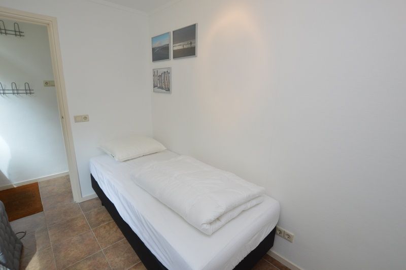 Eenpersoonskamer in Vakantiehuis de Parel 182, De Dennen, Texel met rustgevende inrichting.