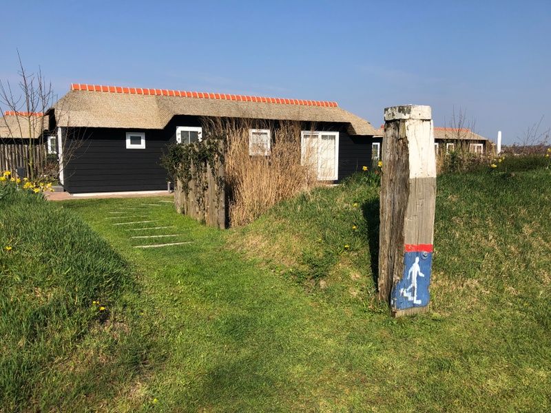 Vakantiepark De Bremakker - Akkerveld 14 in De Dennen, Texel. Charmant vakantiehuis met rieten dak en groene omgeving op de Waddeneilanden.